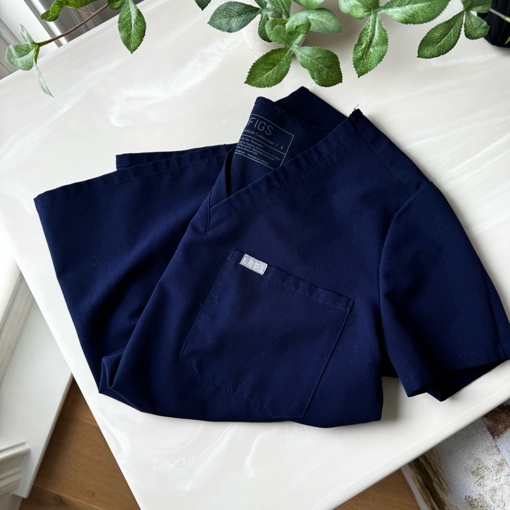 FIGS Catarina One-Pocket Scrub Top- Small / Navy